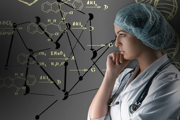 Collage på vetenskapliga ämnen. Unga kvinnliga läkare står mot grå bakgrund — Stockfoto