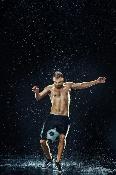 Water drops around football player — Stock Photo, Image