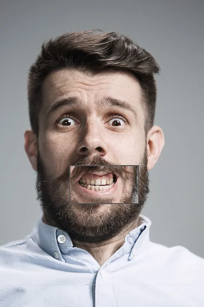 Retrato de un joven con expresión facial impactada — Foto de Stock