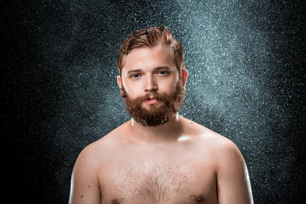 L'éclaboussure d'eau sur le visage masculin — Photo