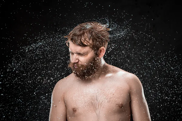 Plusk wody na męskiej twarzy — Zdjęcie stockowe
