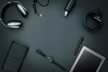 İşyeri iş. Modern erkek aksesuarları ve siyah arka plan üstünde laptop