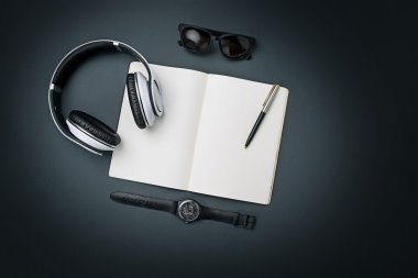 Casual adam natürmort. Siyah modern erkek aksesuarları