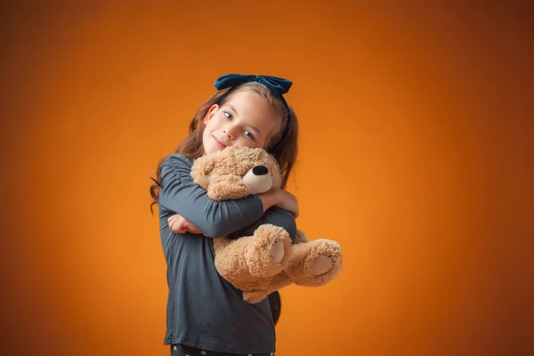 A menina alegre bonito no fundo laranja — Fotografia de Stock