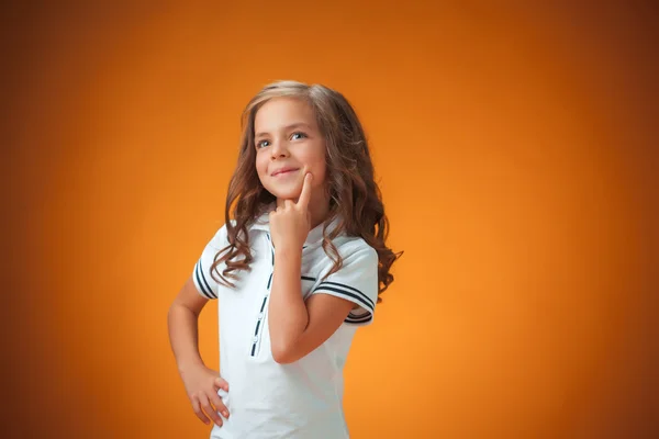 A menina alegre bonito no fundo laranja — Fotografia de Stock