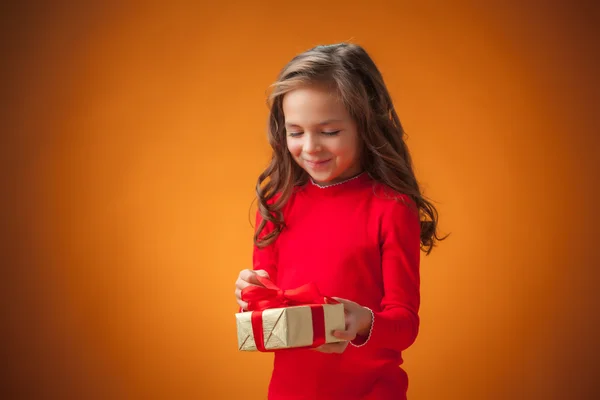 Το χαριτωμένο μικρό χαρούμενο κορίτσι σε πορτοκαλί φόντο — Φωτογραφία Αρχείου