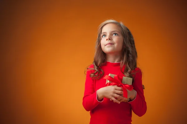 Το χαριτωμένο μικρό χαρούμενο κορίτσι σε πορτοκαλί φόντο — Φωτογραφία Αρχείου