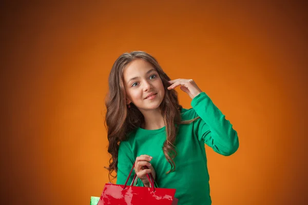 La graziosa allegra bambina con le borse della spesa — Foto Stock