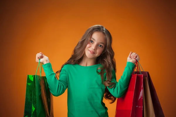 La graziosa allegra bambina con le borse della spesa — Foto Stock