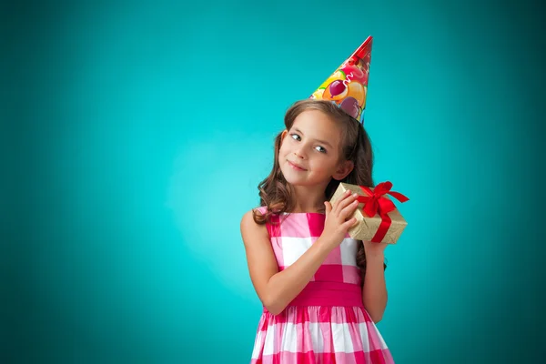 Das süße fröhliche kleine Mädchen auf blauem Hintergrund — Stockfoto