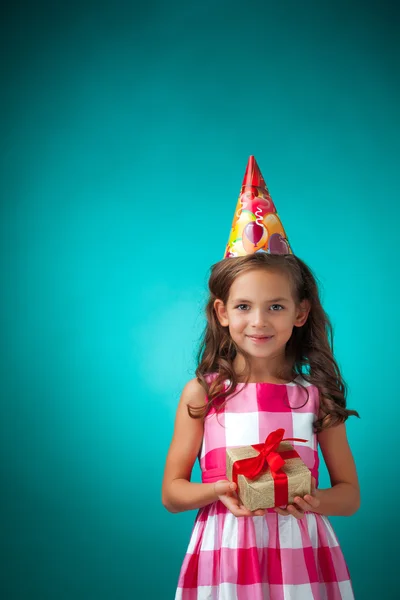 La mignonne petite fille joyeuse sur fond bleu — Photo