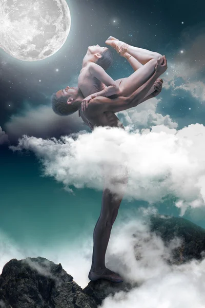 Pareja de bailarines de ballet posando sobre fondo de fantasía gris — Foto de Stock