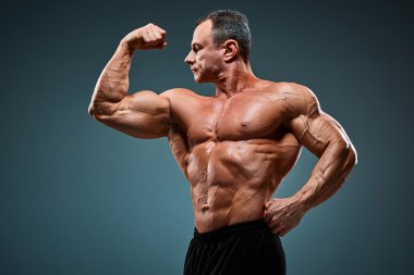 gövde gri arka plan üzerinde çekici erkek vücut Oluşturucu.