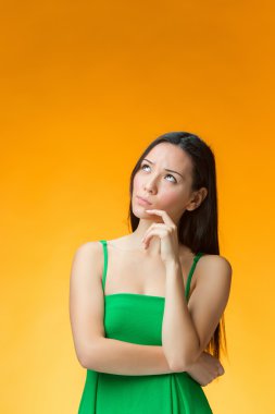 Sarı zemin üzerine düşünme Çinli kız