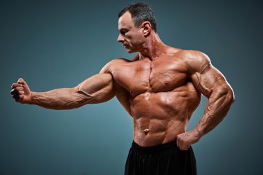 gövde gri arka plan üzerinde çekici erkek vücut Oluşturucu.