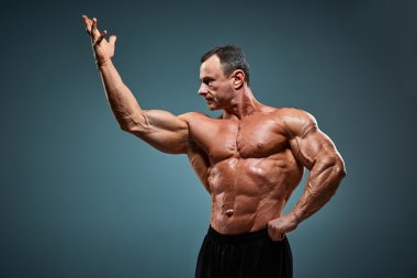 gövde gri arka plan üzerinde çekici erkek vücut Oluşturucu.