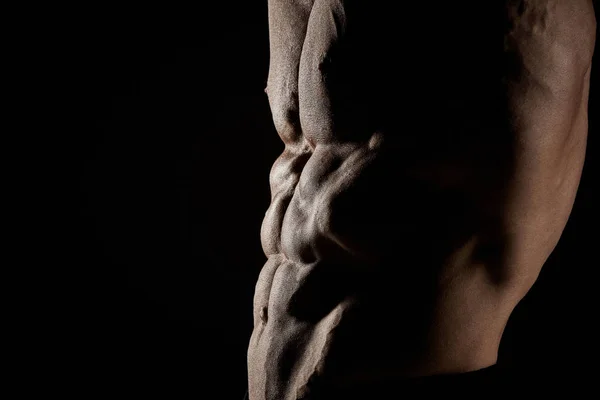 Torso de atraente construtor de corpo masculino no fundo preto . — Fotografia de Stock