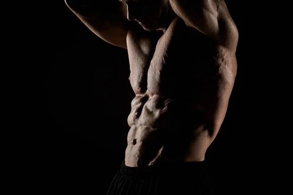 Oberkörper eines attraktiven männlichen Bodybuilders auf schwarzem Hintergrund. — Stockfoto
