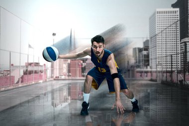 Bir basketbol oyuncusu topu ile tam uzunlukta portresi