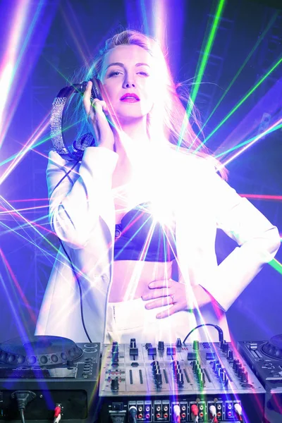 Hermosa chica rubia DJ en las cubiertas - la fiesta , — Foto de Stock