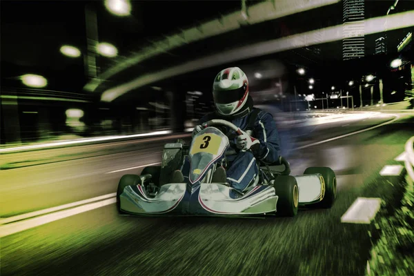 Karting - Kart pistinde kask takan sürücü — Stok fotoğraf