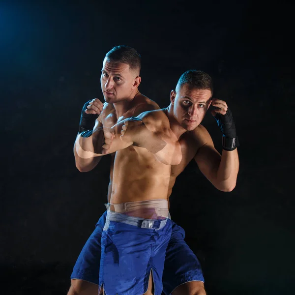 Boxeo masculino en un estudio oscuro — Foto de Stock