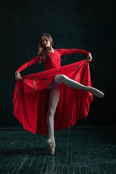 Bailarina posando en zapatos puntiagudos en el pabellón de madera negro — Foto de Stock