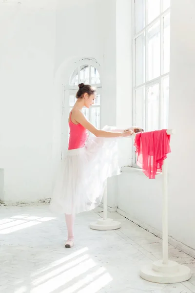 Bailarina posando en zapatos puntiagudos en el pabellón de madera blanca —  Fotos de Stock