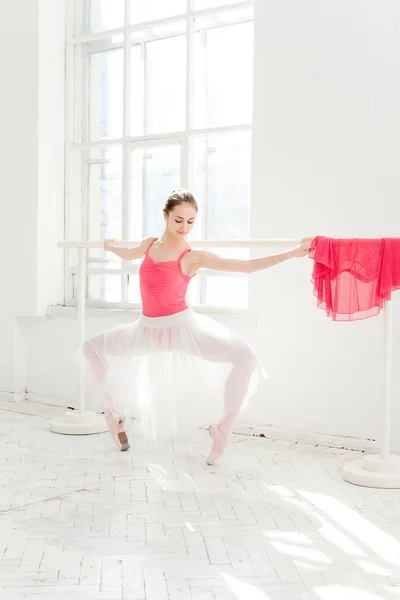 Ballerina posa in scarpe da punta al padiglione di legno bianco — Foto Stock