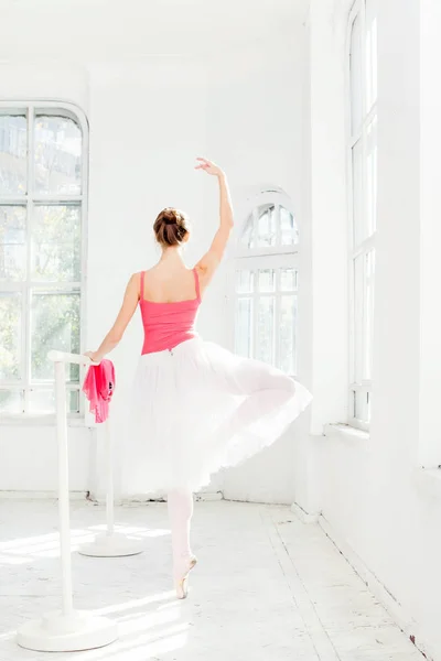 Bailarina posando en zapatos puntiagudos en el pabellón de madera blanca —  Fotos de Stock