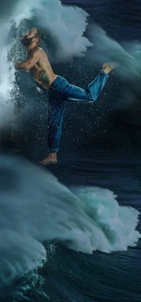 Il ballerino di pausa maschile in acqua . — Foto Stock