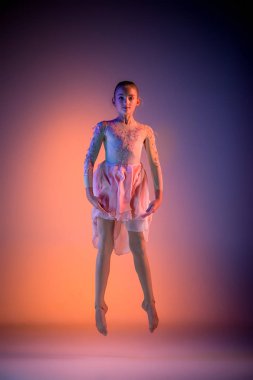 Genç modern bale dansçısı