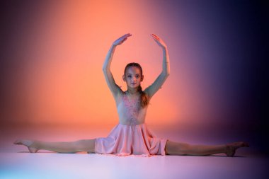 Genç modern bale dansçısı