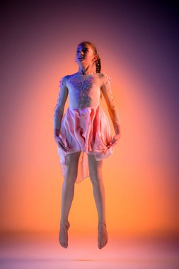 Genç modern bale dansçısı