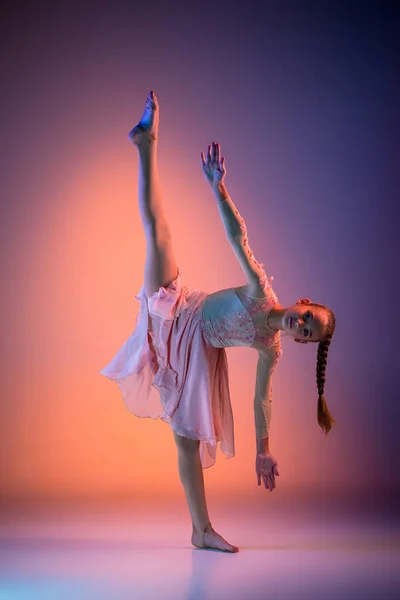 La bailarina de ballet moderna adolescente — Foto de Stock