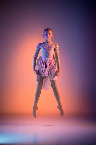 A dançarina de balé moderna adolescente — Fotografia de Stock