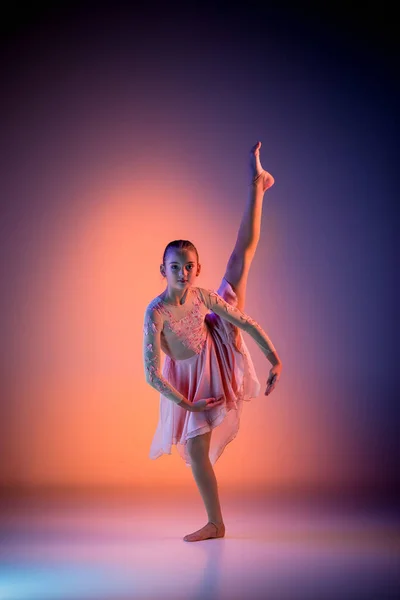 La bailarina de ballet moderna adolescente —  Fotos de Stock