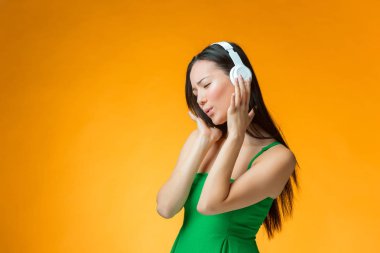 Sevimli neşeli kız turuncu zemin üzerine