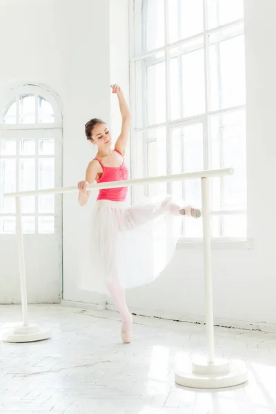 Bailarina posando en zapatos puntiagudos en el pabellón de madera blanca —  Fotos de Stock