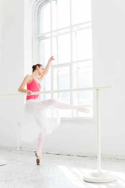 Ballerina posa in scarpe da punta al padiglione di legno bianco — Foto Stock