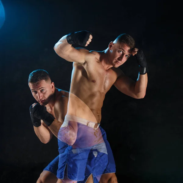 Boxeo masculino en un estudio oscuro — Foto de Stock