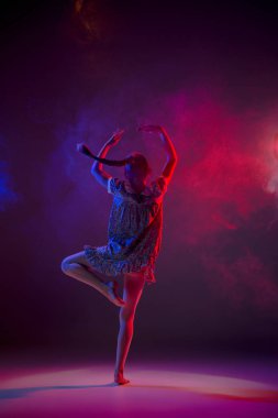 Genç modern bale dansçısı