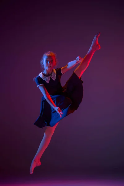 Il ballerino di balletto moderno adolescente — Foto Stock