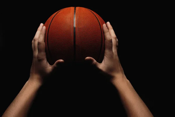 Bola de basquete em mãos masculinas — Fotografia de Stock