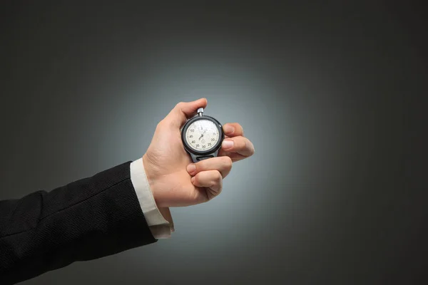 Hand met een stopwatch tegen een witte achtergrond — Stockfoto