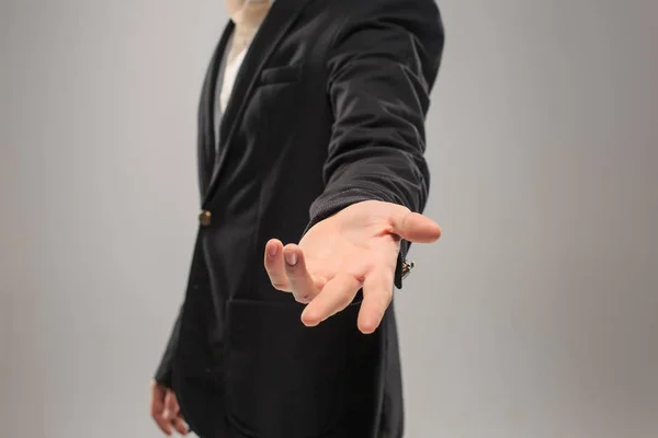 Vestido con un traje de negocios caucásico mano masculina —  Fotos de Stock
