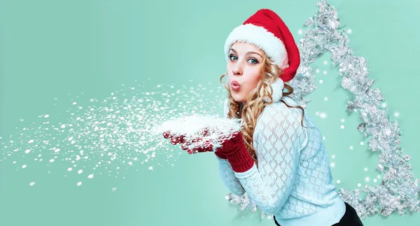 Belle jeune femme dans les vêtements du Père Noël avec des flocons de neige — Photo