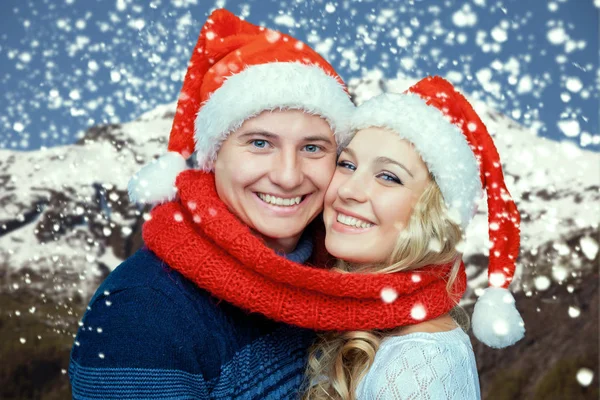 Charmant couple de Noël en chapeaux de Père Noël — Photo