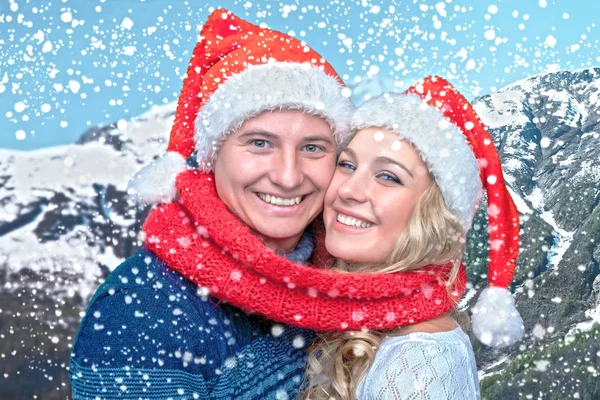 Charmant couple de Noël en chapeaux de Père Noël — Photo