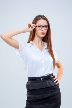 Gri arka plan üzerinde genç iş kadını